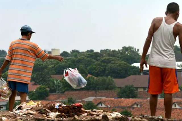 Pria di Padang Terancam Denda Rp5 Juta Gegara Buang Sampah Sembarangan